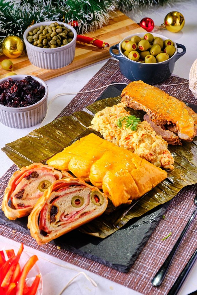 Hallaca+Venezolana+con+pan+de+jamon+y+ensalada+1_Funktographer